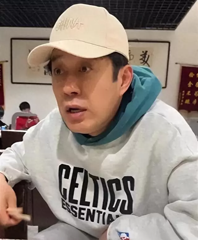 刘钧未婚生女后定居北京别墅与女儿共同生活 | 细节速览