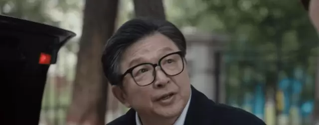 《低智商犯罪》周荣入狱真相揭晓，朗博图实为周卫东安插的执行者 | 资讯配图