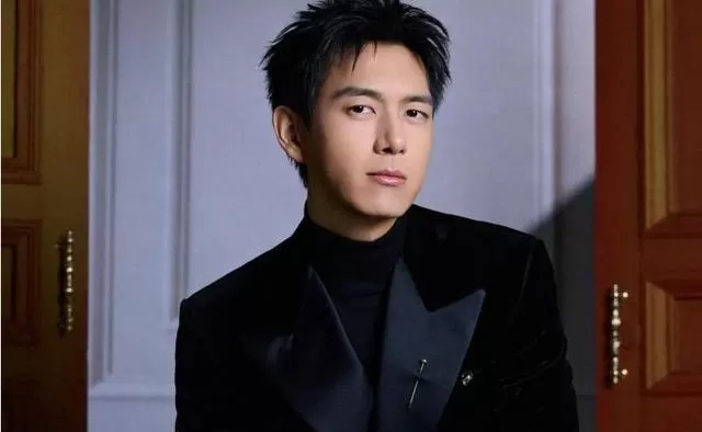 李现张婧仪主演《雾里青》开机，吻戏路透引发全网关注 | 情报图