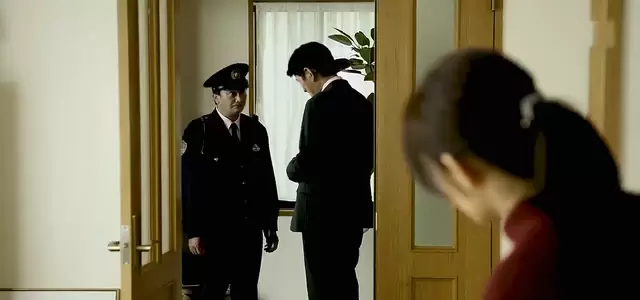《金蛋》短片引爆社交平台，虚构超市购蛋幻觉事件引观众热议 | 资讯配图
